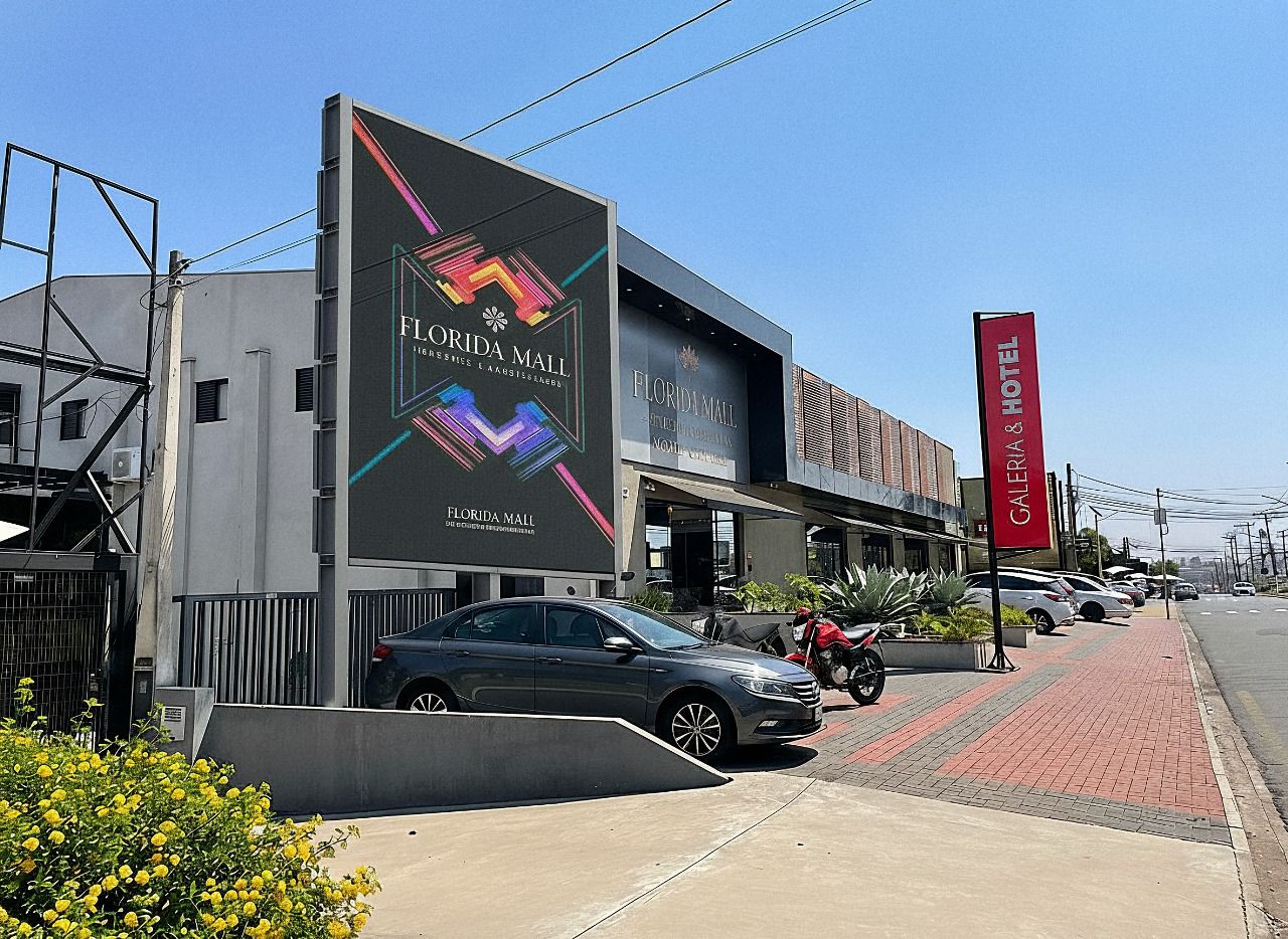 Painel de LED da Vitrine Digital durante o dia, em frente ao Hotel Florida em Limeira
